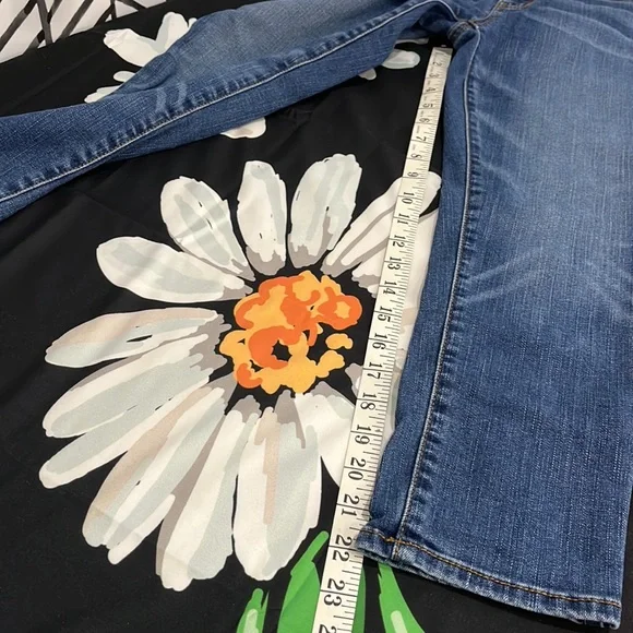 AEO Hi-Rise Jegging Crop Super Stretch Distressed Design Denim Jeans, Size 4 - Picture 13 of 16